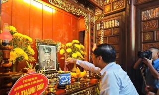 Phó Thủ tướng Bùi Thanh Sơn dâng hương tưởng niệm Đại tướng Lê Đức Anh, thăm gia đình chính sách tại Huế