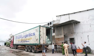 Phát hiện xe đầu kéo chở 30 tấn thực phẩm không rõ nguồn gốc