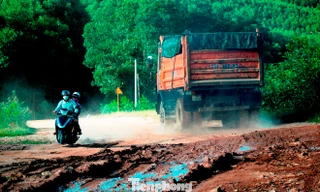 Huế: Xe tải hạng nặng cày nát tỉnh lộ huyết mạch