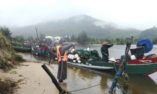 Huế, Đà Nẵng di dời dân tránh bão số 10; người dân Lý Sơn vội vã di chuyển lồng bè