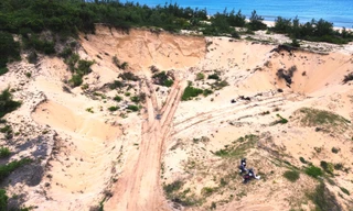 Đồi cát cảnh quan, phòng hộ ven vịnh đẹp Lăng Cô bị ‘xẻ thịt’