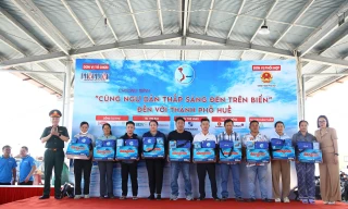 Tiếp sức ngư dân Huế bám biển bền vững