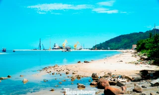 Cửa biển tại Huế bị bồi cạn, tai nạn rình rập 