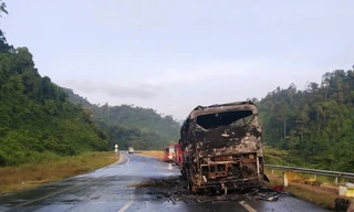 Xe khách chở 24 người cháy trơ khung trên cao tốc qua Huế