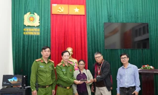 Truy xét nhanh, trả lại điện thoại iPhone 15 cho du khách Mỹ