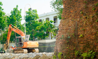 Huế tháo dỡ ‘Bức tường ô nhục’ 