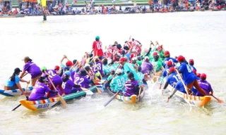 Hai mẹ con tử nạn do chìm thuyền, Huế dừng hội đua ghe truyền thống