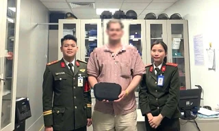 Du khách Úc xúc động khi nhận lại tài sản thất lạc tại Huế