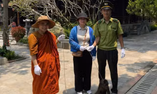 Khỉ mặt đỏ quý hiếm ‘đi lạc’ vào chùa ở Huế