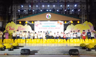 100 phần quà ‘Tết yêu thương’ dành cho học sinh, thiếu nhi Huế