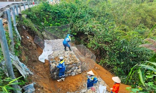 Bao giờ khắc phục xong sạt lở Quốc lộ 49?