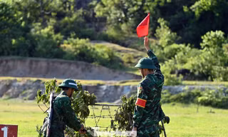 Xem tân binh Biên phòng 'vượt nắng' thao trường thực hiện kiểm tra ‘3 tiếng nổ’