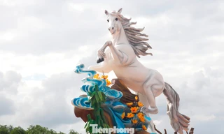 Linh vật bạch mã hút khách trên đồi Chuông Gió