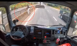 Tài xế ‘liều’ dừng xe giữa quốc lộ cứu bé gái thoát tình huống nguy hiểm