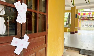 Phòng học bị niêm phong, hàng trăm học sinh phải đi học nhờ 