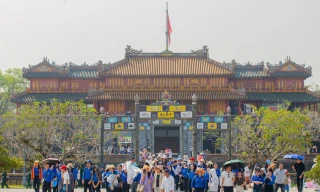 Dòng người nườm nượp đổ về quần thể di tích Huế