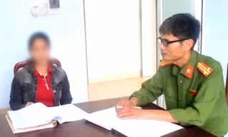 Một phụ nữ người Cơ Tu nhận lại 60 triệu đồng chuyển nhầm sau hơn 3 tháng