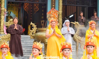 Hàng nghìn người trẩy hội đền Huyền Trân 