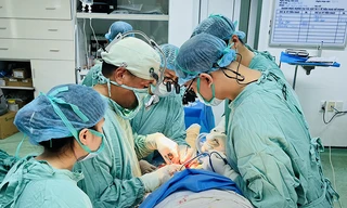 Lần đầu phẫu thuật thành công ca phì đại tuyến vú khổng lồ nặng 5kg