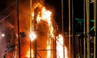 Linh vật ngựa ở Huế bốc cháy ngùn ngụt