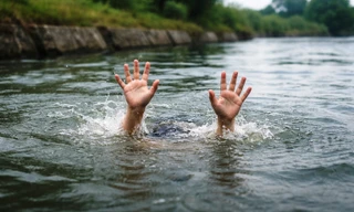 Bé trai 11 tuổi tử vong khi tắm kênh cùng bạn