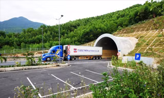 Tông lan can cửa hầm đường bộ trên quốc lộ, đôi nam nữ tử vong tại chỗ