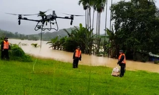 Dùng máy bay không người lái cứu trợ vùng ngập lụt ở Đà Nẵng