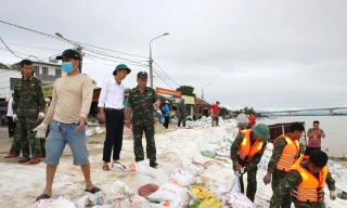 Tăng cường việc gia cố tại bờ kè An Lương (xã Duy Nghĩa, TP Đà Nẵng).