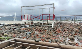 Cận cảnh đường ven sông Hàn bị sóng đánh vỡ tan khi bão 12 còn chưa vào đất liền 