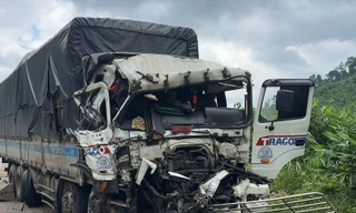 Xe tải biến dạng kỳ quái sau tai nạn liên hoàn trên cao tốc La Sơn - Túy Loan