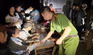 Xúc động hình ảnh chiến sĩ công an cõng bà, bế trẻ, nấu ăn giúp dân vùng lũ