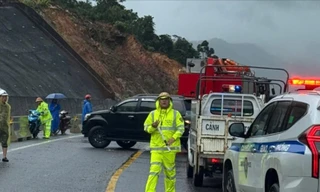 Sạt lở trên cao tốc nối Đà Nẵng và Huế: Mở tạm một làn, cấm xe chạy ban đêm