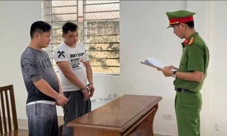Giả danh công an, mang còng số 8 dọa bắt người đang đánh bạc để cướp tài sản