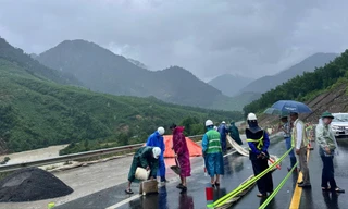 Khẩn trương khắc phục sạt lở sau mưa lũ kinh hoàng trên cao tốc La Sơn - Túy Loan