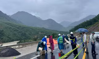 Khẩn trương khắc phục sạt lở sau mưa lũ kinh hoàng trên cao tốc La Sơn - Túy Loan