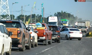 Trở lại sau kỳ nghỉ Tết, ô tô nối dài trên cao tốc dọc miền Trung