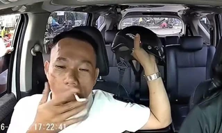 Bị khách dùng mũ bảo hiểm đánh tới tấp chỉ vì nhắc không hút thuốc trên xe