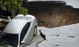 Hai ô tô rớt 'hố tử thần' ngay trung tâm Đà Nẵng