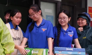 Áo xanh ở 'đỉnh lũ' Đà Nẵng chung tay ứng cứu người dân