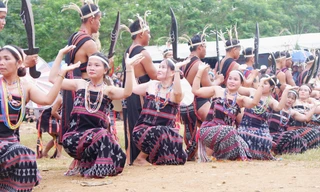 Du khách chen xem 'vũ điệu dâng trời' độc đáo của người Cơ Tu 