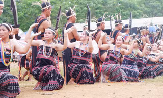 Du khách chen xem 'vũ điệu dâng trời' độc đáo của người Cơ Tu 