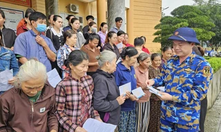 Vùng 3 Hải quân hỗ trợ đồng bào miền Trung sau mưa lũ