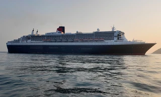 Cận cảnh tàu du lịch khủng của Anh cập cảng Chân Mây ở Huế