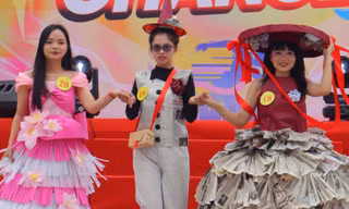 Độc đáo thời trang tái chế từ rác của sinh viên Đà Nẵng