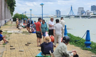 Giữa trưa nắng nóng, 'xí chỗ' ngồi xem chung kết pháo hoa ven sông Hàn