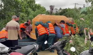 Bộ đội vượt lũ giúp chuyển linh cữu ra khỏi vùng ngập, cứu người bệnh giữa mưa trắng trời Đà Nẵng