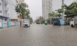 Mưa trắng trời, nhiều tuyến đường ở Đà Nẵng hóa sông