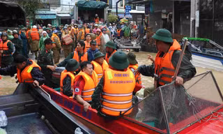 Hàng ngàn cán bộ chiến sĩ Quân khu 5 ứng cứu người dân trên đỉnh lũ 