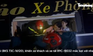 Tai nạn liên hoàn xe khách và xe tải, cảnh sát phá cửa kính cứu hơn chục người