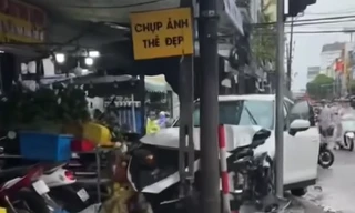 Ô tô mất lái lao vào cửa hàng hoa, 2 người bị thương